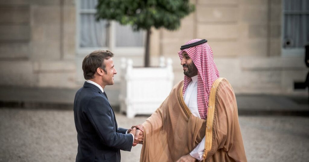 Macron reçu par MBS à Riyad pour parler d’un Moyen-Orient “post-7 octobre”