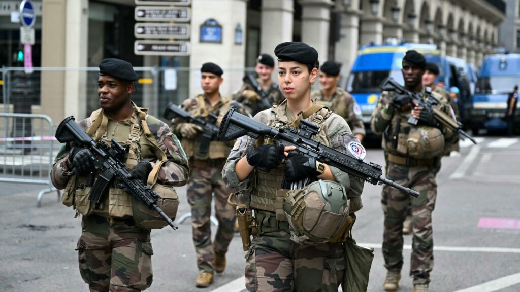 Motion de censure : le sénateur LR Cédric Perrin s’alarme des conséquences sur les armées