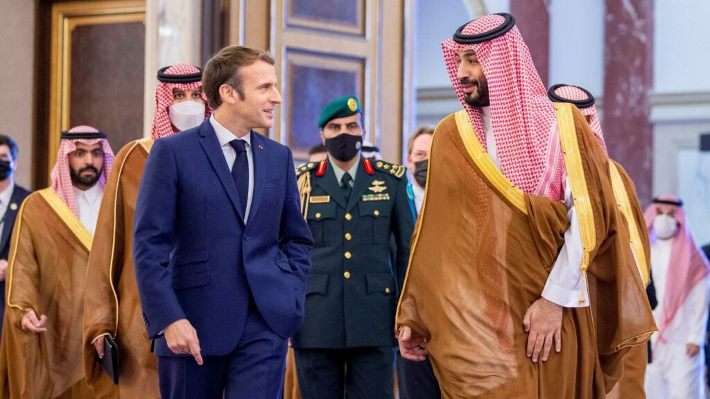 Emmanuel Macron en Arabie saoudite : les trois enjeux de sa rencontre avec Mohammed ben Salmane