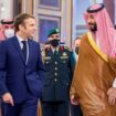 Emmanuel Macron en Arabie saoudite : les trois enjeux de sa rencontre avec Mohammed ben Salmane