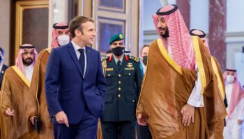 Emmanuel Macron en Arabie saoudite : les trois enjeux de sa rencontre avec Mohammed ben Salmane