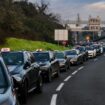 REPORTAGE. "On va mettre la clé sous la porte" : à Lyon, les taxis manifestent leur colère contre la nouvelle tarification pour le transport sanitaire