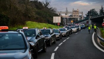 REPORTAGE. "On va mettre la clé sous la porte" : à Lyon, les taxis manifestent leur colère contre la nouvelle tarification pour le transport sanitaire