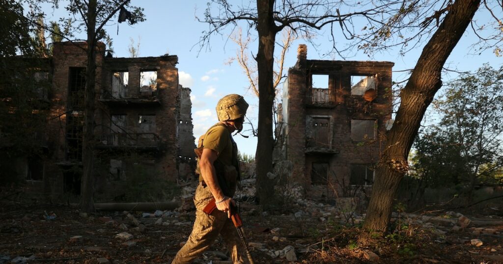 Un soldat ukrainien à Tchassiv Iar, dans l'est de l'Ukraine, le 24 juillet 2024