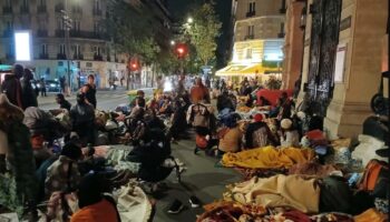 A Paris, un campement de familles à la rue s’installe devant la mairie du 18e arrondissement