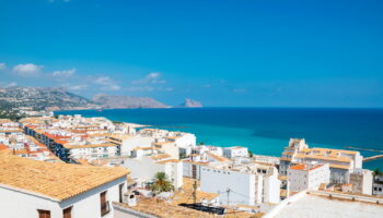 Ce village est l'un des plus beaux d'Europe, c'est un "petit Santorin" mais il est bien moins cher