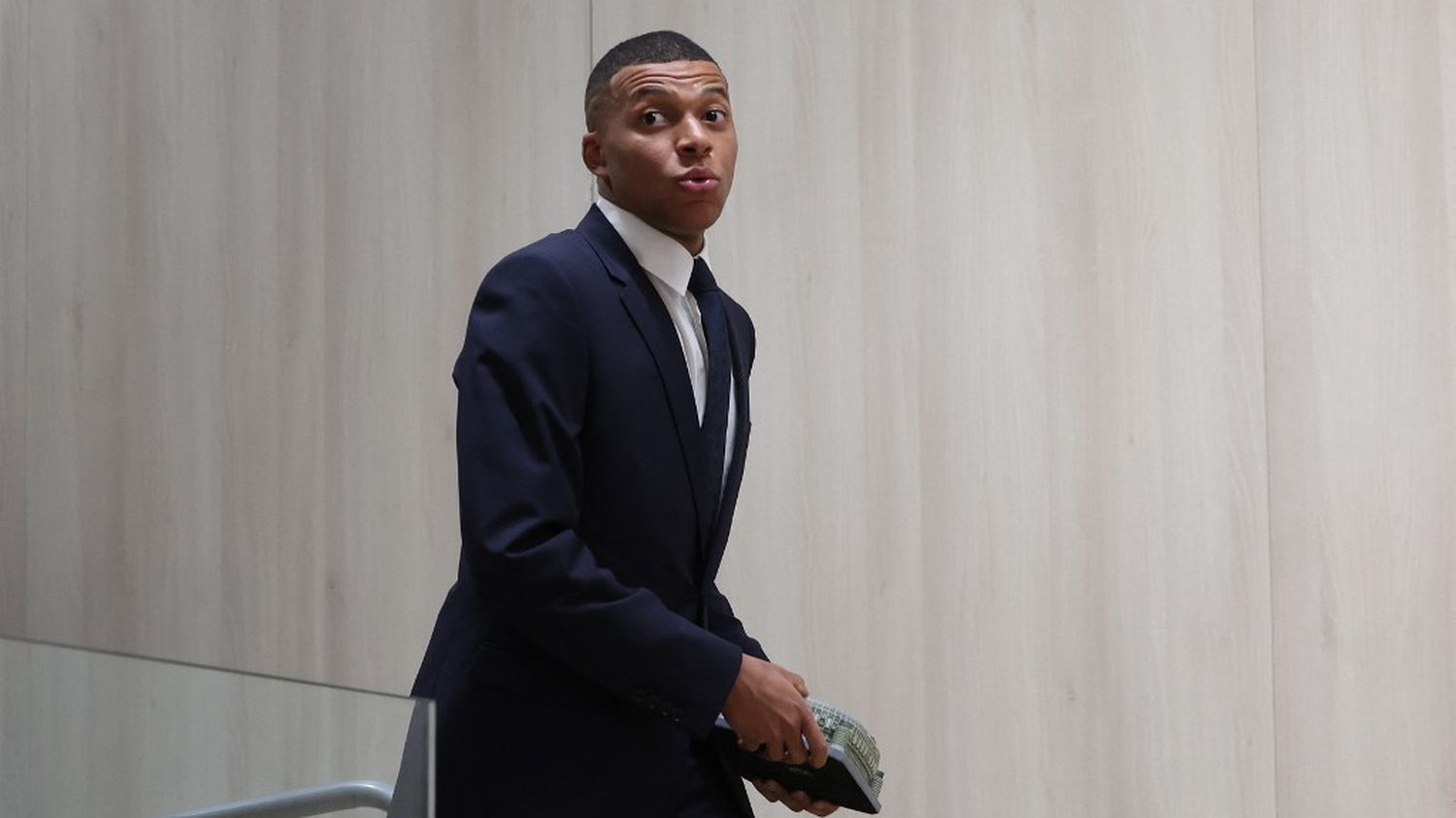 Litige Mbappé-PSG : le joueur saisit la commission de discipline de la LFP pour "défaut de paiement de primes et salaires"