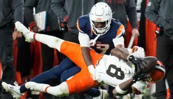 Denver Broncos see off Cleveland Browns to help playoff hopes