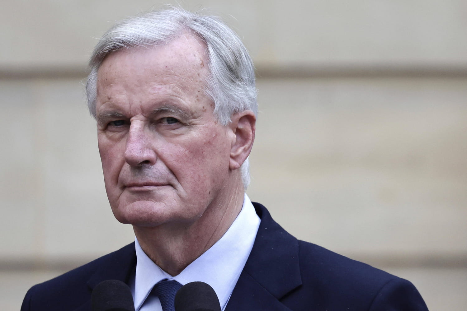 Gouvernement, en direct : Barnier veut donner le change, mais Macron prépare la suite