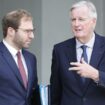 Le ministre de l'Économie Antoine Armand (à gauche) et le Premier ministre Michel Barnier après le conseil des ministres à l'Élysée à Paris, le 15 octobre 2024