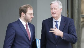 Le ministre de l'Économie Antoine Armand (à gauche) et le Premier ministre Michel Barnier après le conseil des ministres à l'Élysée à Paris, le 15 octobre 2024