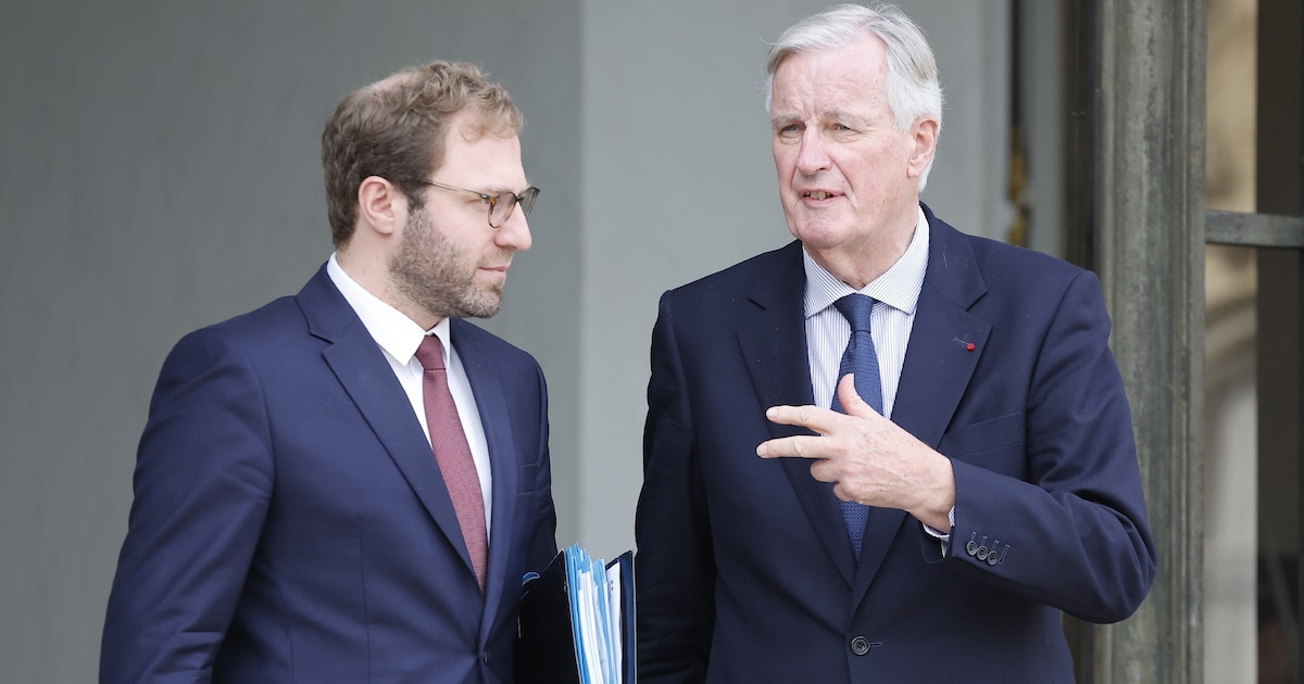 Le ministre de l'Économie Antoine Armand (à gauche) et le Premier ministre Michel Barnier après le conseil des ministres à l'Élysée à Paris, le 15 octobre 2024