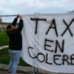 Près de 500 taxis manifestent près de l’Assemblée nationale à Paris