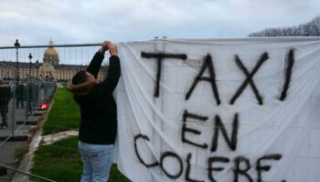 Près de 500 taxis manifestent près de l’Assemblée nationale à Paris