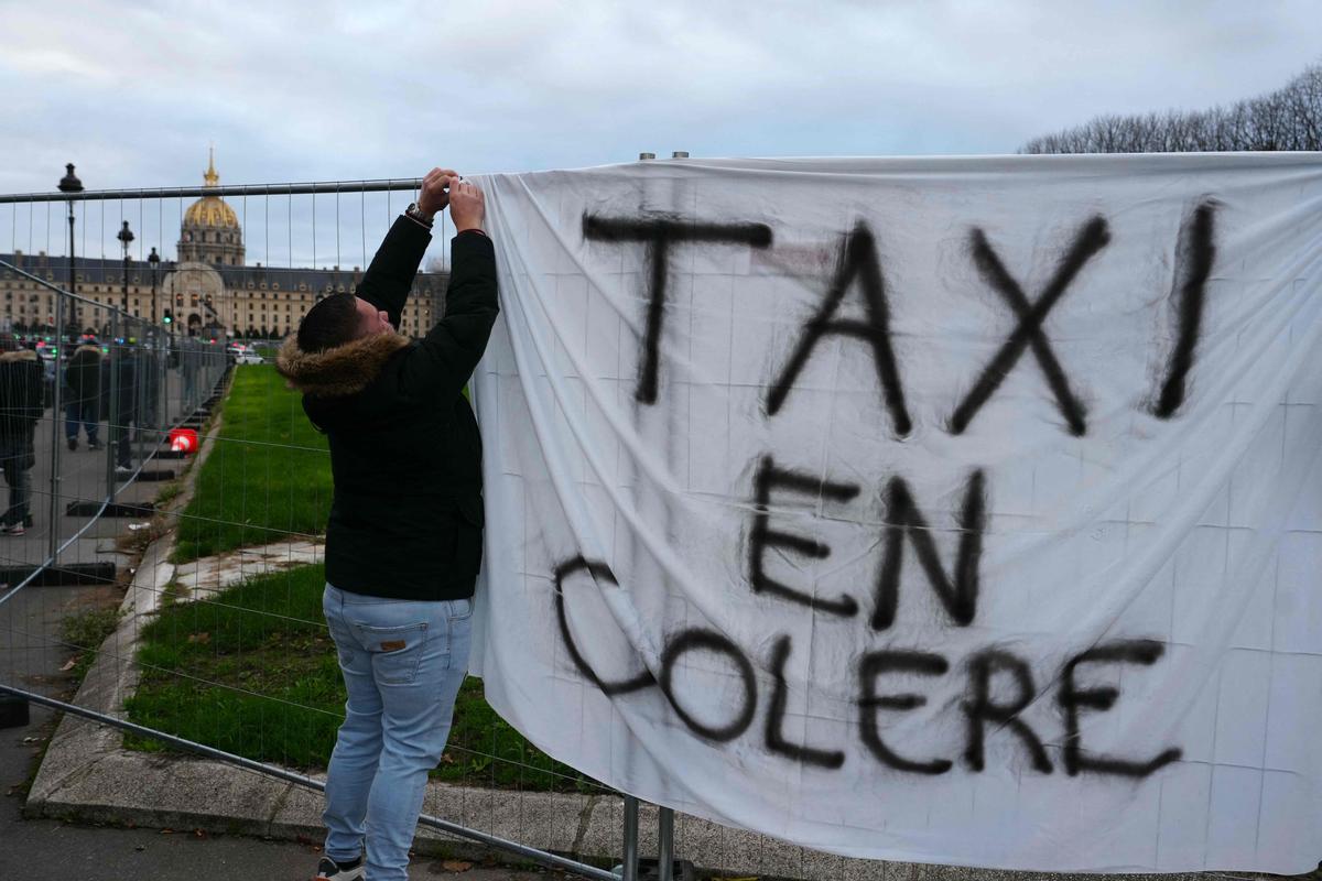 Près de 500 taxis manifestent près de l’Assemblée nationale à Paris