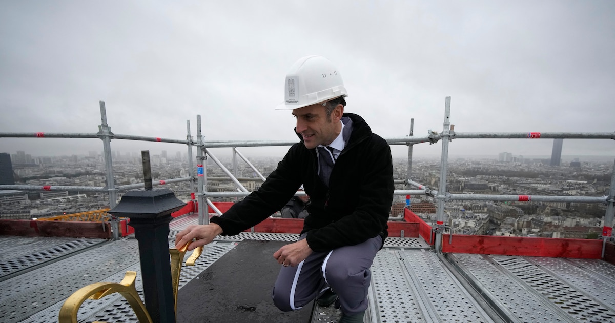 Le président Emmanuel Macron lors d'une visite à Notre-Dame, le 8 décembre 2023.