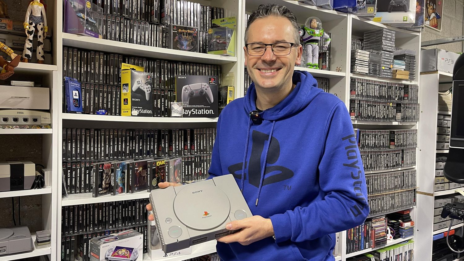 TÉMOIGNAGE. "Au total, je possède 1 398 jeux de PlayStation" : rencontre avec Cyril, joueur et collectionneur frénétique, alors que la console fête ses 30 ans