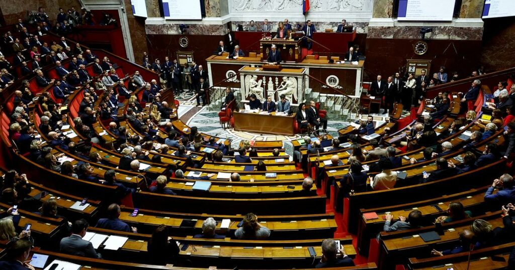 Censure du gouvernement Barnier : la France “danse au bord du volcan”