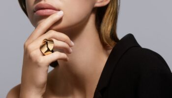 Inspiré de la puissante simplicité des sculptures de Constantin Brancusi, Vhernier dessine en 1994 sa bague Abbraccio.