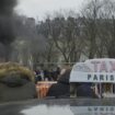 Mobilisation des taxis : des centaines de chauffeurs manifestent aux abords de l'Assemblée nationale