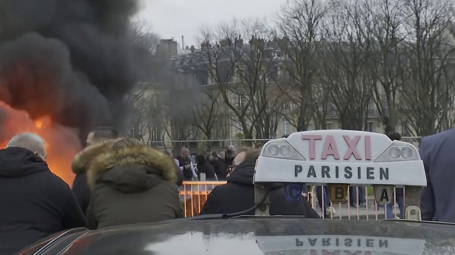 Mobilisation des taxis : des centaines de chauffeurs manifestent aux abords de l'Assemblée nationale