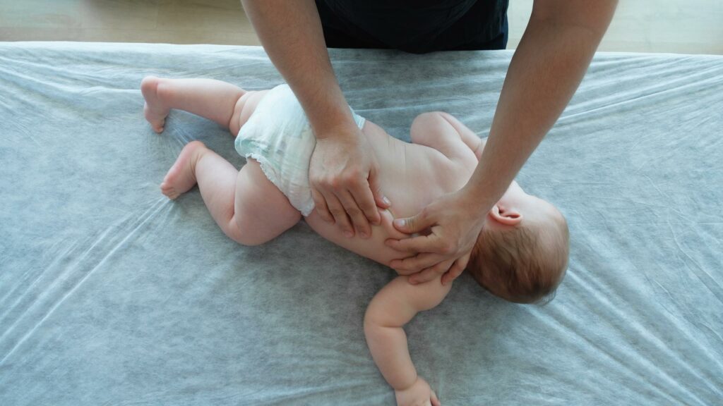 Ostéopathie pour les nouveaux-nés et les bébés : l’Académie de médecine met les maternités en garde