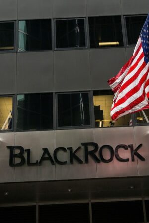 Larry Fink, le patron de BlackRock, le plus gros gestionnaire d'actifs au monde, a estimé à Davos que l'euro était trop cher et qu'un niveau de 1,36 dollars pour un euro, comme actuellement, était "intenable".