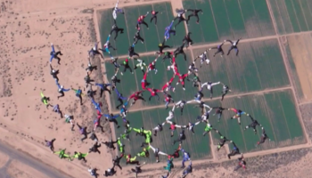 Sports extrêmes : 96 parachutistes en chute libre pour un record du monde