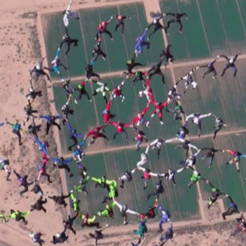 Sports extrêmes : 96 parachutistes en chute libre pour un record du monde