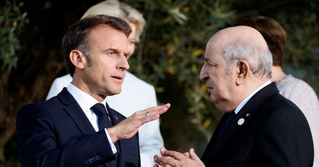 Le président français Emmanuel Macron (à gauche) s'entretient avec le président algérien Abdelmadjid Tebboune alors qu'ils posent pour une photo de famille avec les chefs d'État du G7 et les chefs de délégation des pays de sensibilisation à la station balnéaire de Borgo Egnazia lors du sommet du G7 organisé par l'Italie, à Savelletri, le 14 juin. , 2024. (Photo de Ludovic MARIN / AFP)