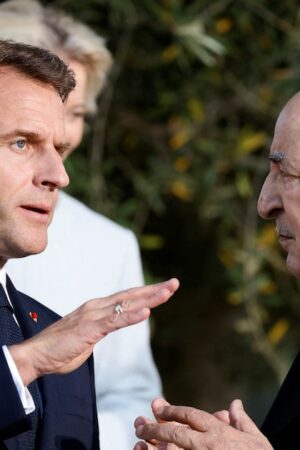 Le président français Emmanuel Macron (à gauche) s'entretient avec le président algérien Abdelmadjid Tebboune alors qu'ils posent pour une photo de famille avec les chefs d'État du G7 et les chefs de délégation des pays de sensibilisation à la station balnéaire de Borgo Egnazia lors du sommet du G7 organisé par l'Italie, à Savelletri, le 14 juin. , 2024. (Photo de Ludovic MARIN / AFP)