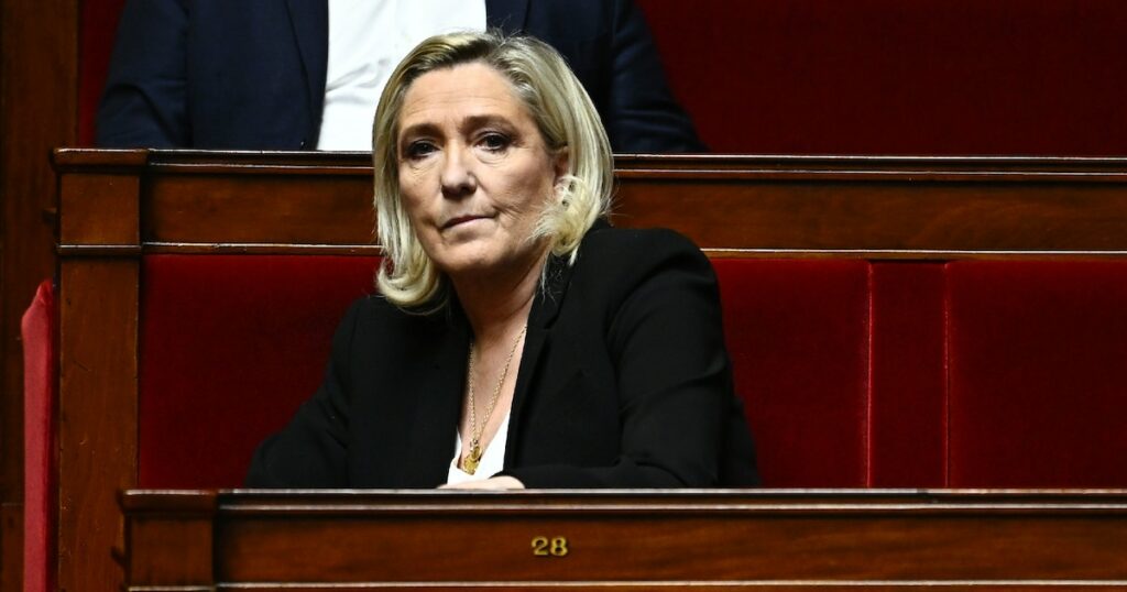 La présidente du groupe des députés du Rassemblement national Marine Le Pen lors de la séance des questions au gouvernement à l'Assemblée nationale à Paris, le 3 décembre 2024