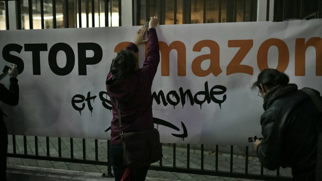 Black Friday : une centaine d’actions menées par Attac contre "l’évasion fiscale d’Amazon" partout en France