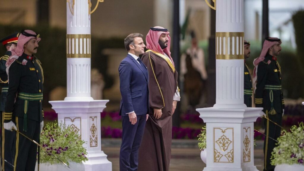 Emmanuel Macron en Arabie saoudite : entre business, diplomatie et soft power