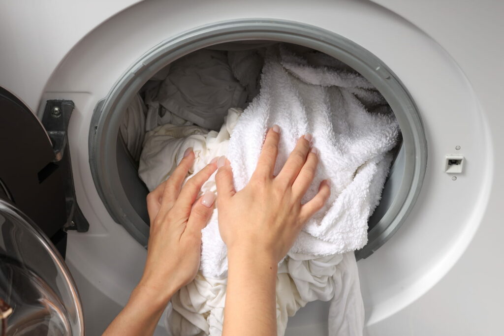 Trop de gens abîment leurs vêtements au lavage, c'est l'erreur à éviter avec sa machine