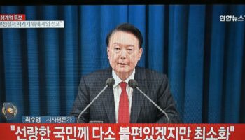 Le président sud-coréen Yoon Suk Yeol s'exprime à la télévision le 3 décembre 2024 après avoir déclaré la loi martiale