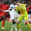 Manuel Neuer kommt zu spät und rammt Leverkusens Jeremie Frimpong um. Foto: Sven Hoppe/dpa