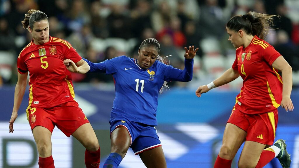 Foot : les Bleues s'inclinent face aux championnes du monde espagnoles pour leur dernière rencontre de l'année