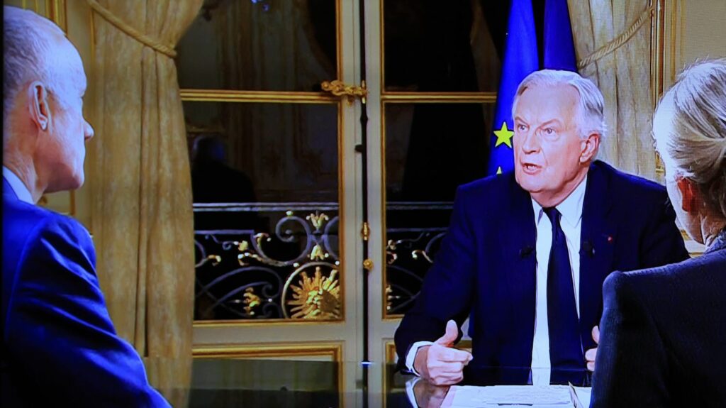 "Combatif", "pitoyable", "mauvaise foi"... Les réactions politiques après l'interview de Michel Barnier