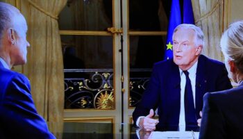 "Combatif", "pitoyable", "mauvaise foi"... Les réactions politiques après l'interview de Michel Barnier