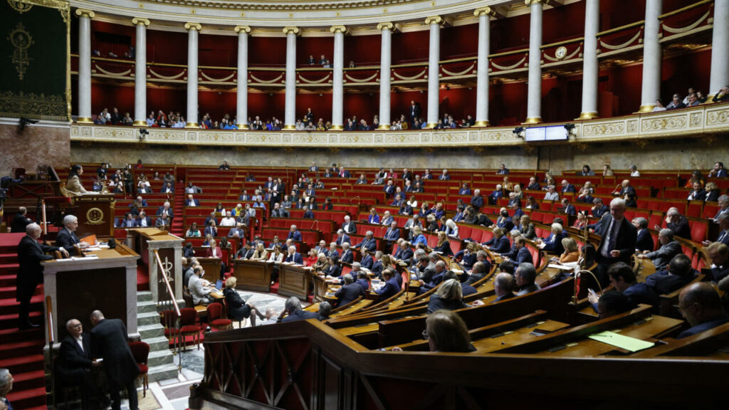 En direct : journée décisive pour le gouvernement Barnier, les motions de censure examinées à 16 h