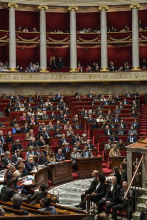 Motion de censure contre Barnier : le compte des votes "pour" et des "contre"