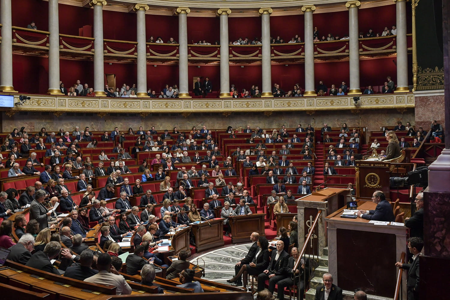 Motion de censure contre Barnier : le compte des votes "pour" et des "contre"