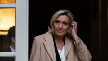 Marine Le Pen, lundi 25 novembre, à son arrivée à Matignon où elle a été reçue par le Premier ministre Michel Barnier.