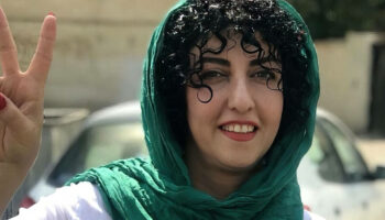 Iran : la Prix Nobel de la paix Narges Mohammadi libérée de prison pour raison médicale