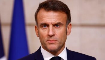 Motion de censure : quelle attitude adopter pour Emmanuel Macron ?