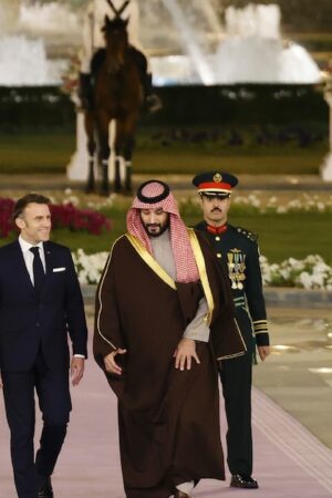 Le président français Emmanuel Macron (G) marche à côté du prince héritier d'Arabie saoudite Mohammed ben Salmane à Riyad, le 2 décembre 2024