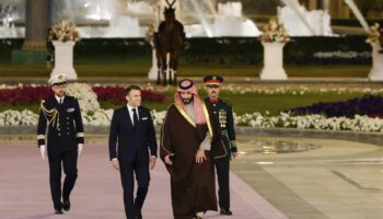 Le président français Emmanuel Macron (G) marche à côté du prince héritier d'Arabie saoudite Mohammed ben Salmane à Riyad, le 2 décembre 2024