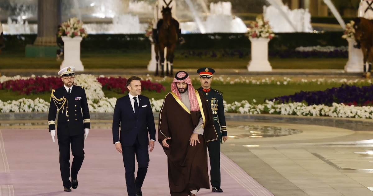 Le président français Emmanuel Macron (G) marche à côté du prince héritier d'Arabie saoudite Mohammed ben Salmane à Riyad, le 2 décembre 2024