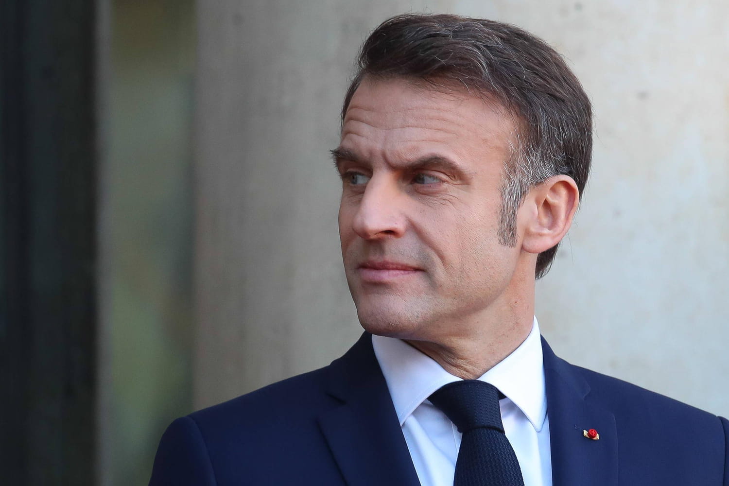 La démission d'Emmanuel Macron inéluctable selon certains, inutile pour d'autres